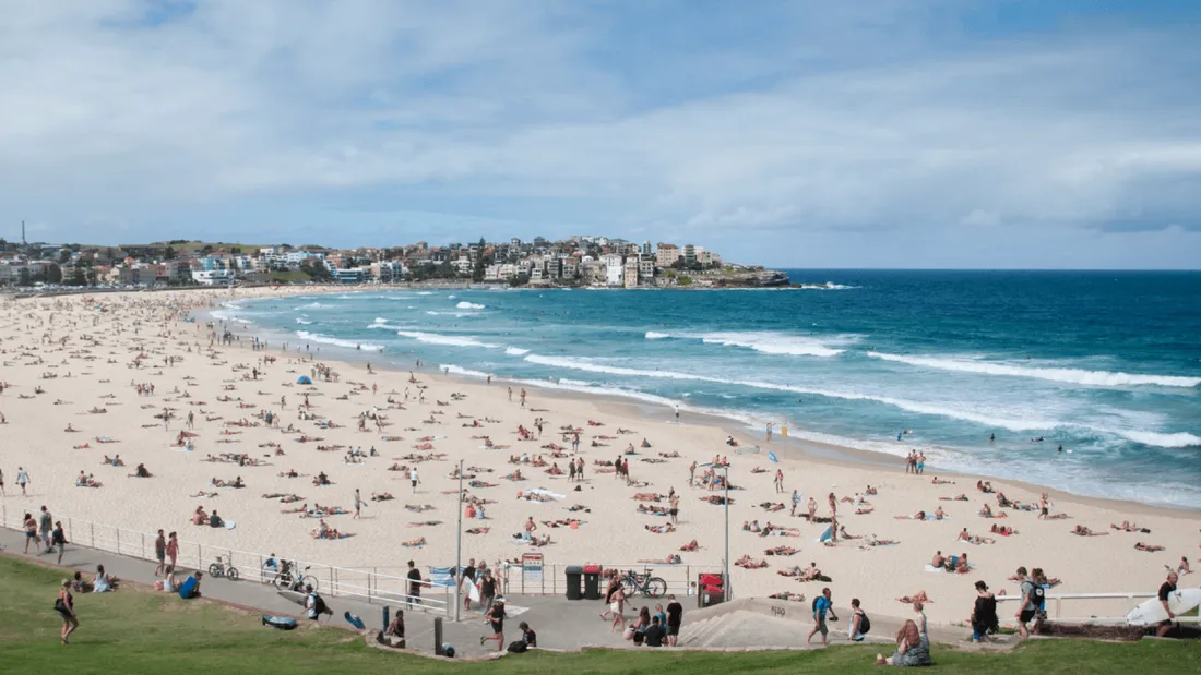 La plage mythique de Bondi est très fréquentée le week-end par des milliers de personnes.
