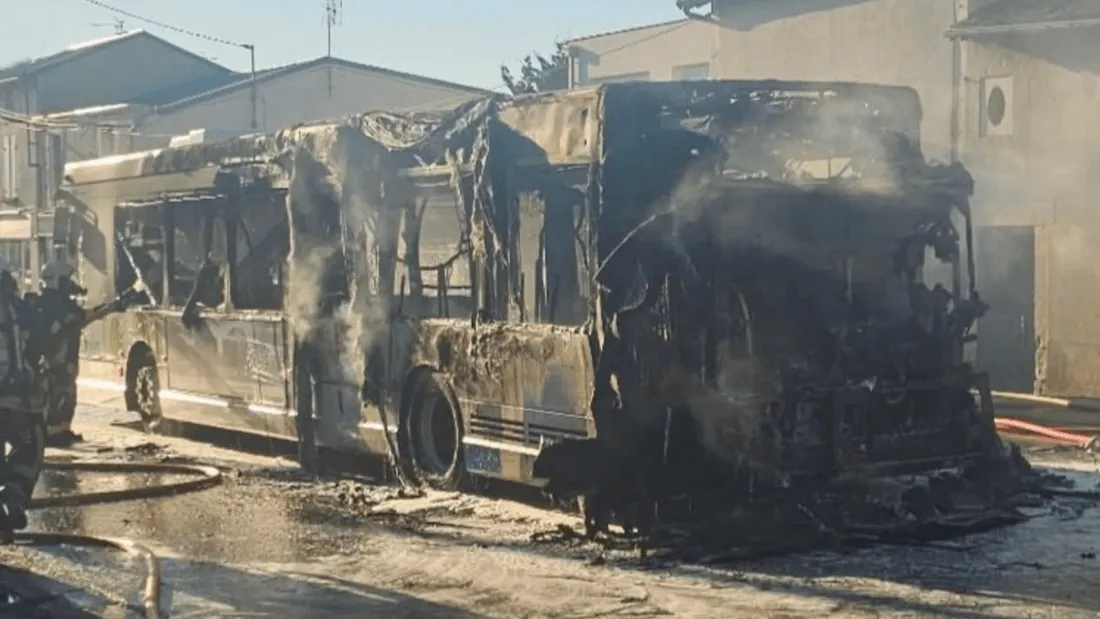 Le compte "Info Radar 86" a partagé les images impressionnantes du bus entièrement calciné.