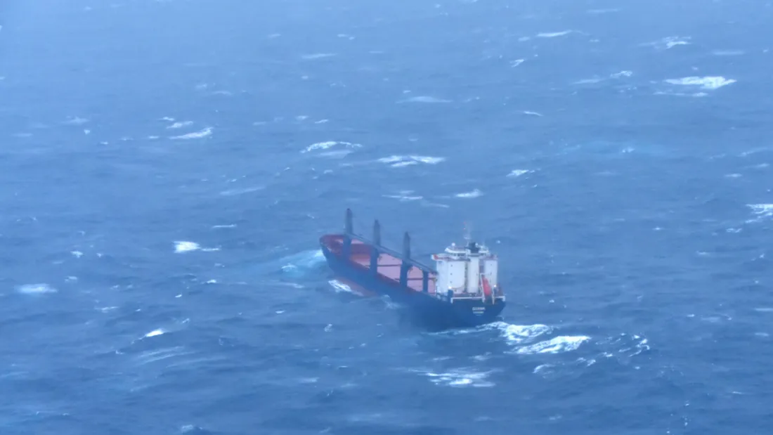 Le cargo est hors service, il doit être remorqué dans la journée vers Brest.