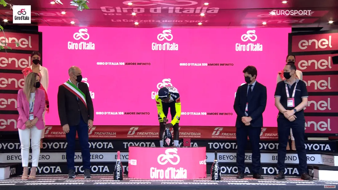Biniam Girmay gagne l'étape du jour, se blesse avec un bouchon de champagne et doit abandonner