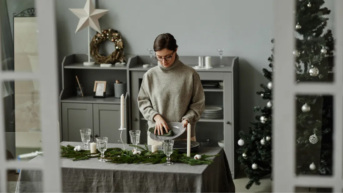 Les femmes disent dresser la table de réveillon (76%) selon ce sondage.