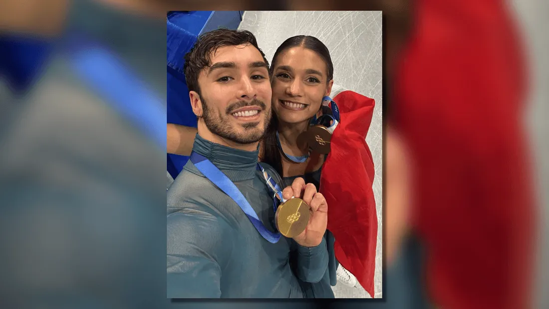 Guillaume Cizeron et Laurence Fournier Beaudry avec leur médaille olympique.