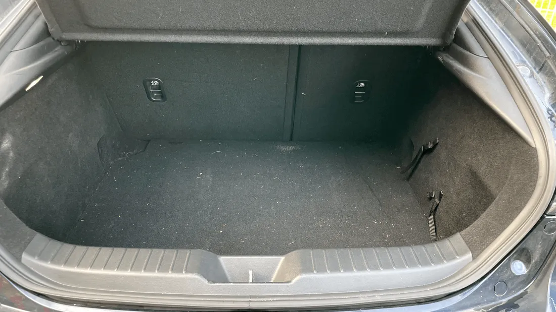 Une mère enferme son fils dans le coffre de sa voiture pour aller le faire tester