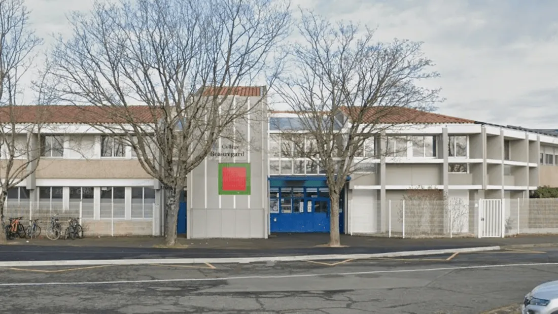 L'élève poignardé a été transporté à l'hôpital, ses jours ne seraient pas en danger.