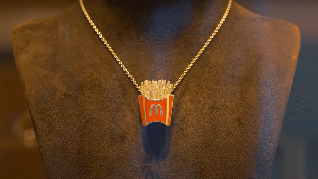 Collier en forme de frites à gagner à McDonald's Toulouse