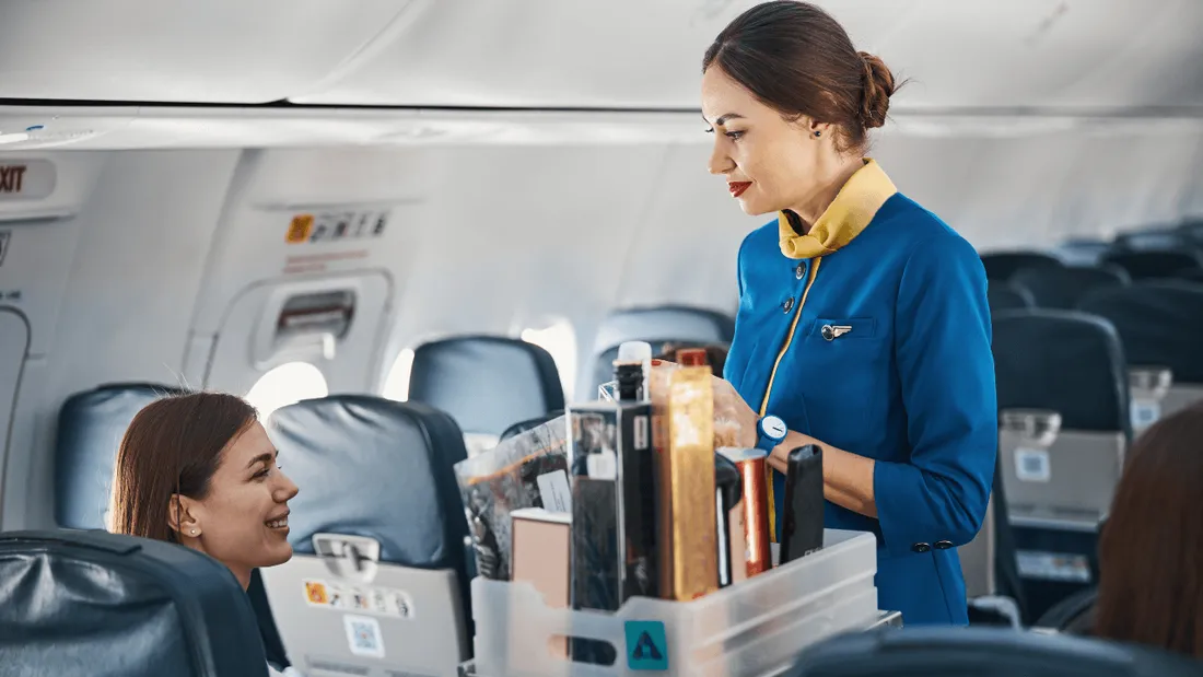 Pas le droit aux cheveux gris, à la calvitie et au chignon dans cette compagnie aérienne