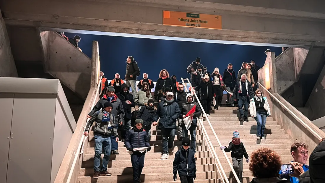 Les supporters de Fontenay sortent du stade de la Beaujoire