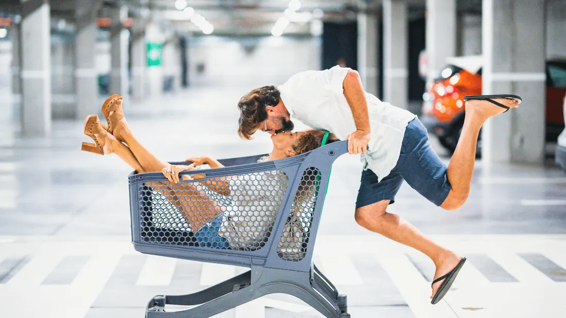 Couple dans un supermarché