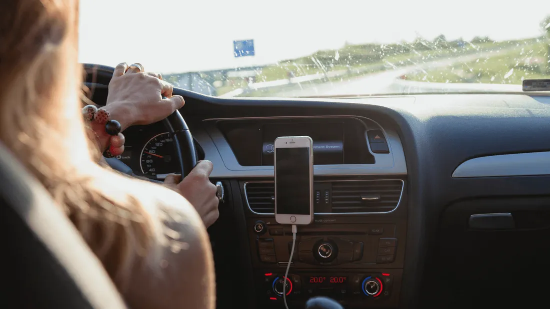 "Pensez à covoiturer" : ce message s'affichera bientôt au bas des publicités automobiles