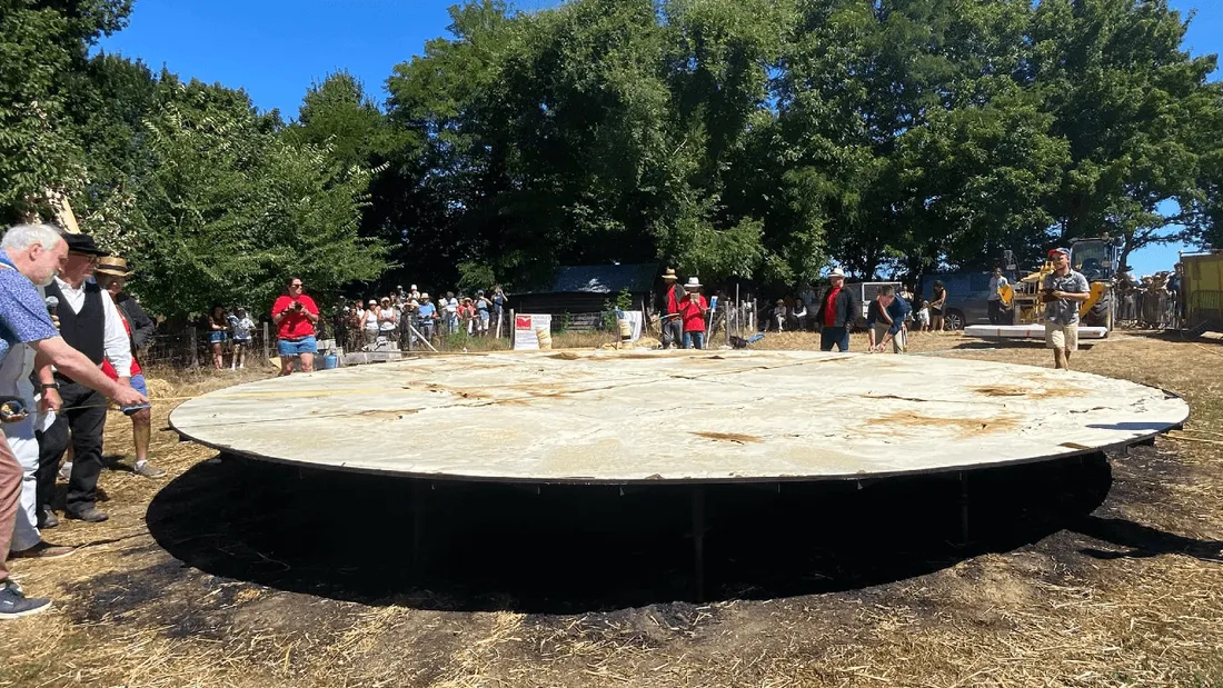 Loire-Atlantique : le village de La Madeleine bat le record de la plus grande crêpe du monde