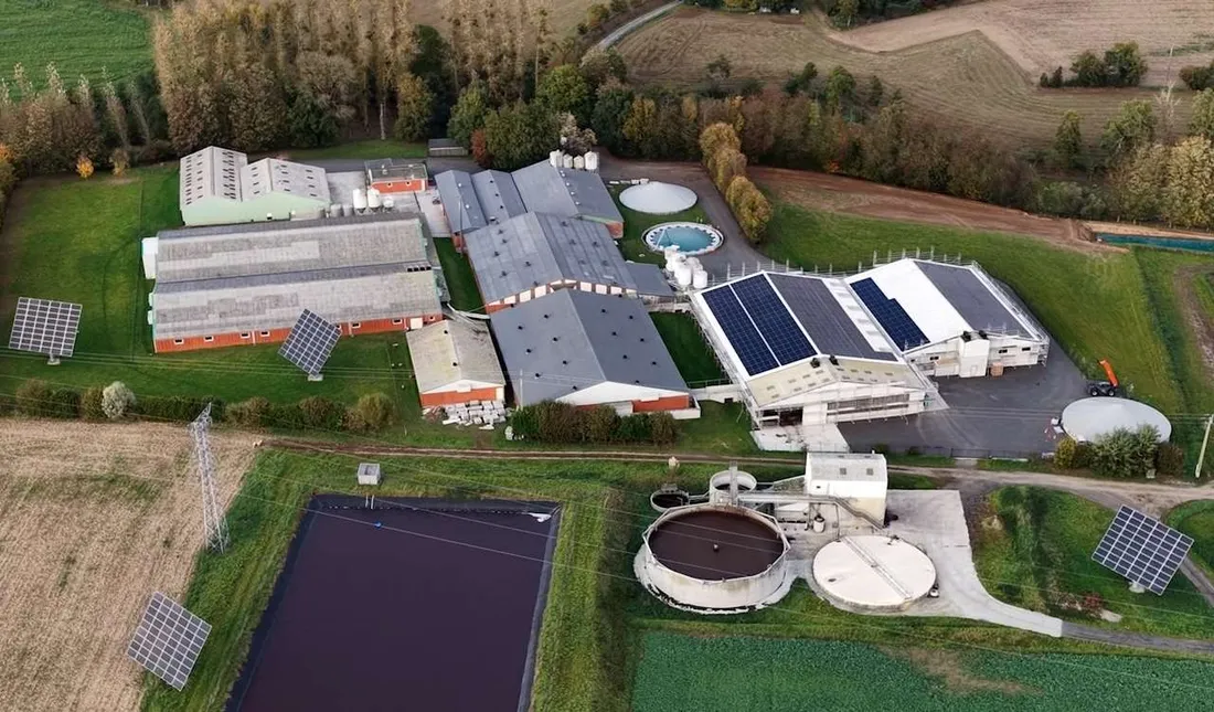 Ces deux élevages intensifs peuvent contenir jusqu'à 8.000 porcs.