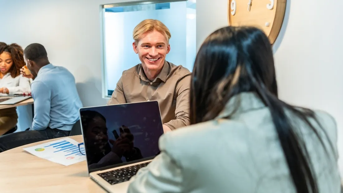 Illustration d'un entretien d'embauche lros d'un forum de l'emploi