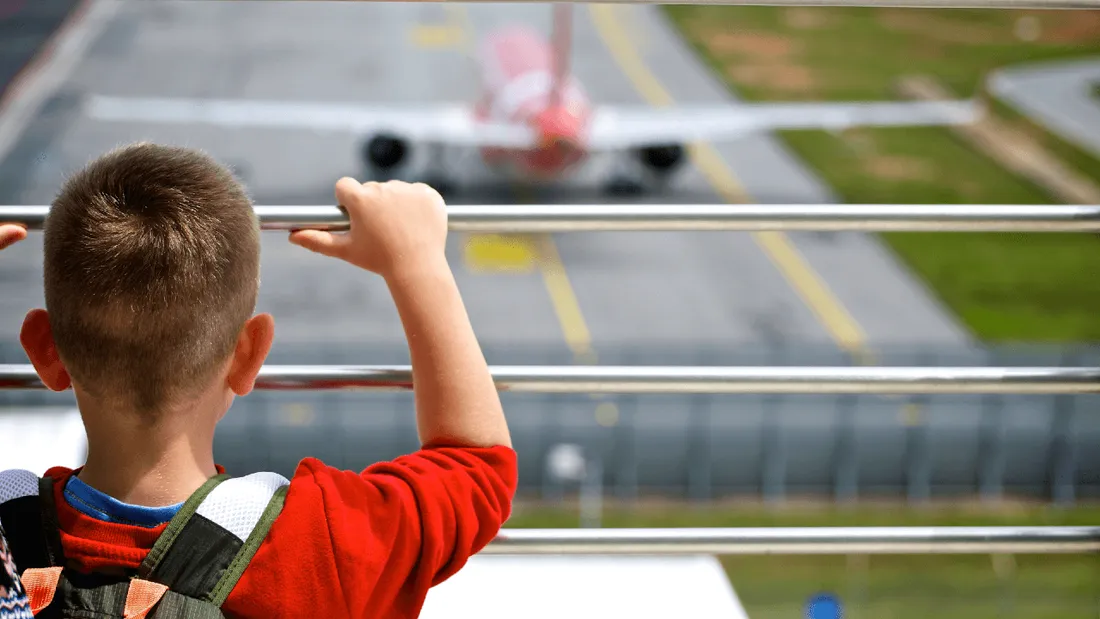 Enfant avion aéroport