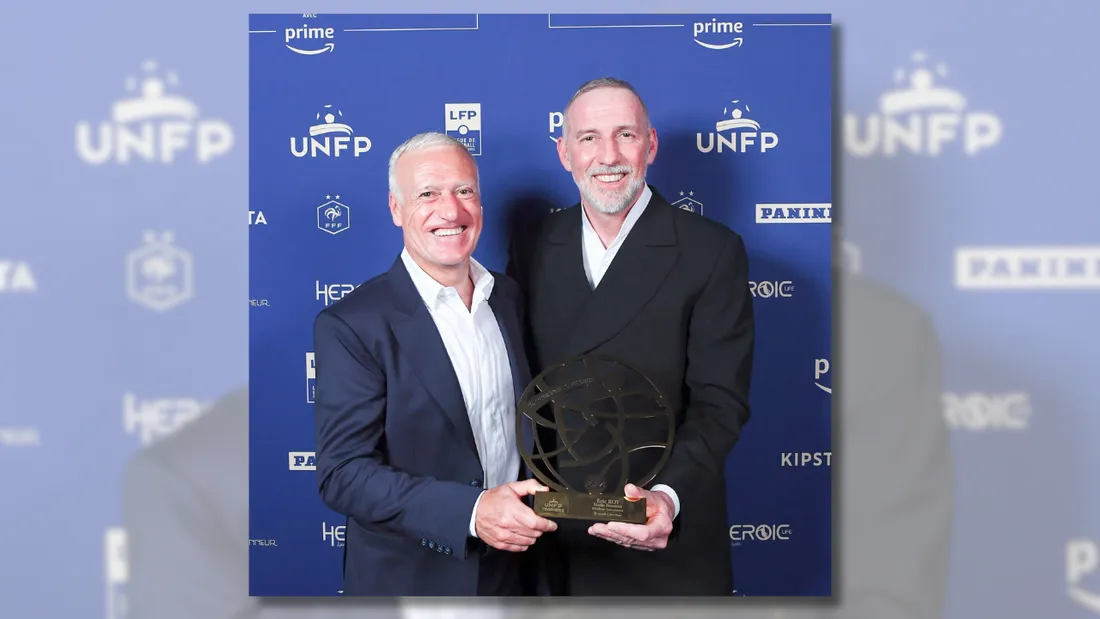 Eric Roy a reçu son trophée des mains du sélectionneur Didier Deschamps.