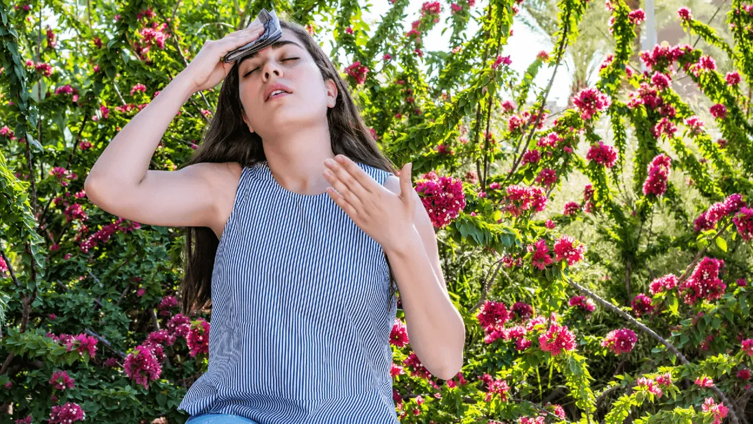 une femme souffre de la canicule