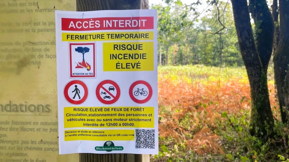 Un arrêté préfectoral affiché à l'une des entrées de la forêt de Mervent en Vendée