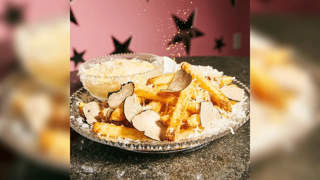Des frites cuisinées avec du champagne et de l'or comestible 