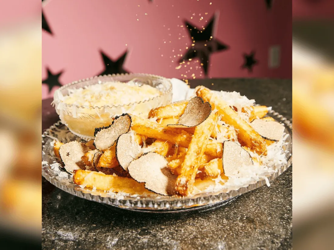 Des frites cuisinées avec du champagne et de l'or comestible 