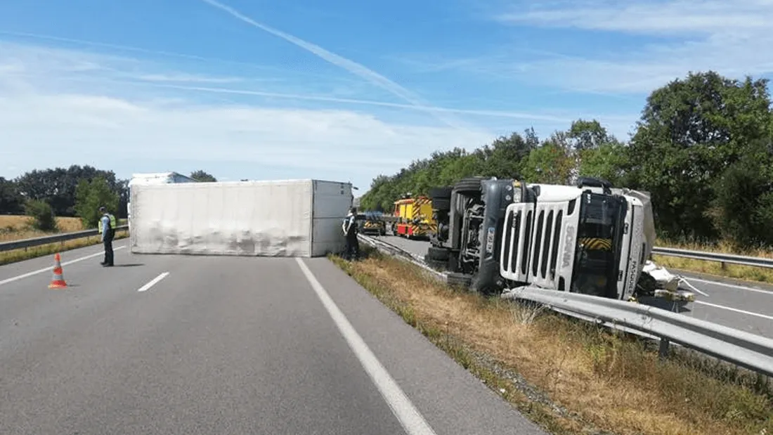 Maine-et-Loire : un camion transportant de la bière se couche sur la RN249