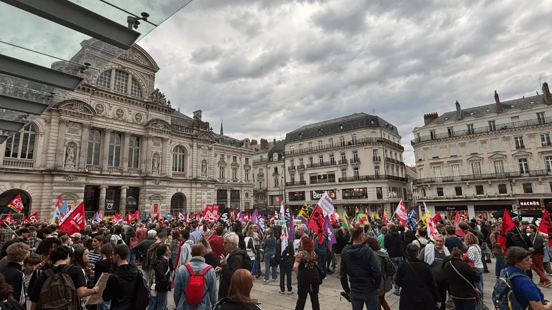Des grévistes sur la place du Ralliement à Angers ce mardi 29 septembre 2026.