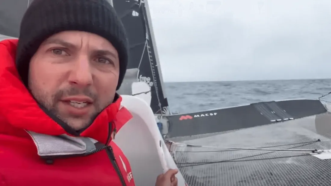 Guirec Soudée à bord de son maxi-trimaran, pendant son tour du monde en solitaire, à l'envers.