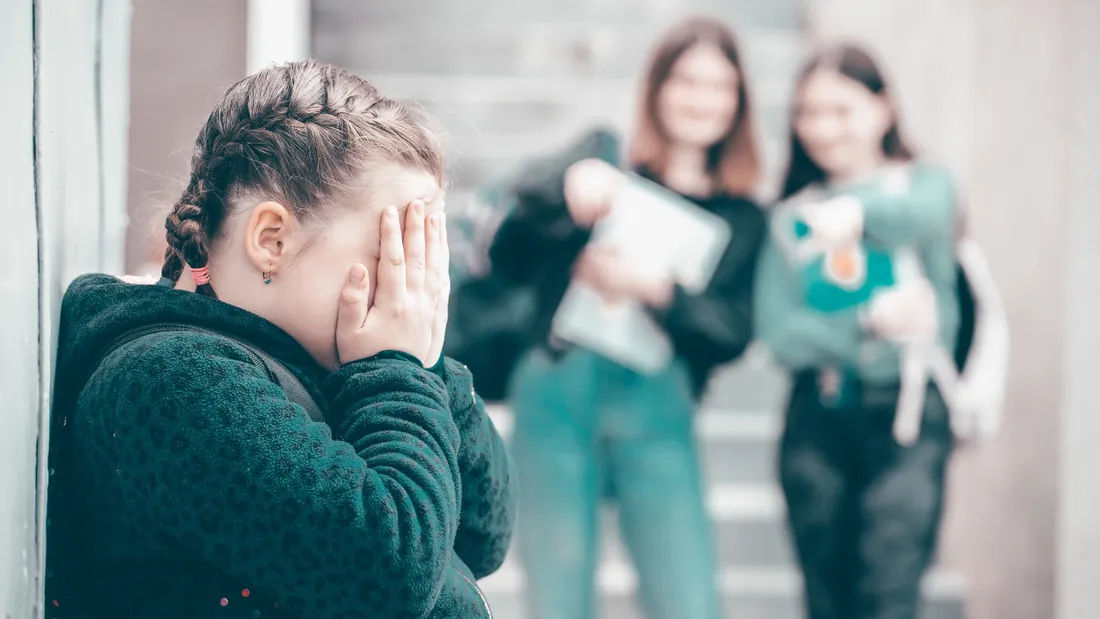 Une fille victime d'intimidation à l'école. 