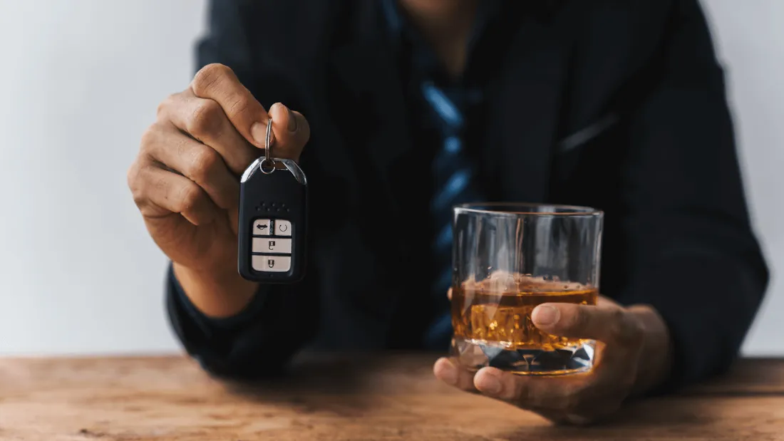 Homme alcool clé voiture