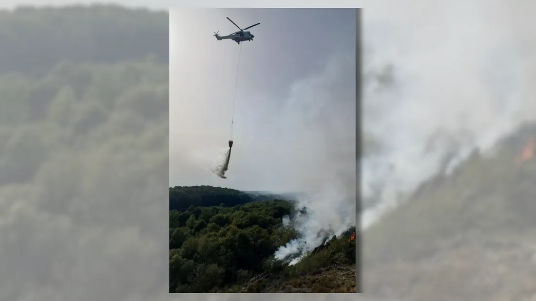 Les sapeurs-pompiers ont eu le soutien d'un hélicoptère qui a effectué des largages d'eau.