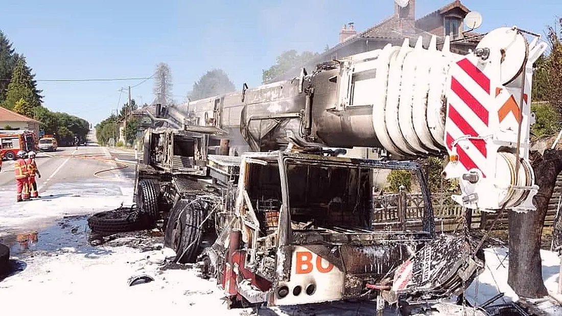 Intervention des pompiers sur incendie d'un camion-grue à Couzeix