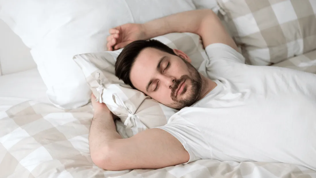 Ils retrouvent un inconnu dormant dans leur lit