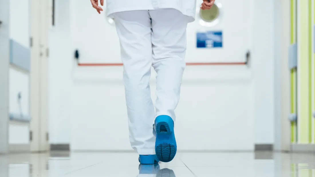 Vive émotion après le décès d'une infirmière après une attaque au couteau