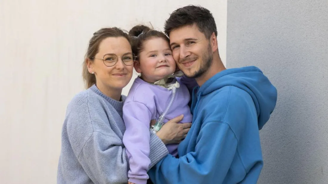 Ivy, entourée de ses parents, Margaux et Tony.