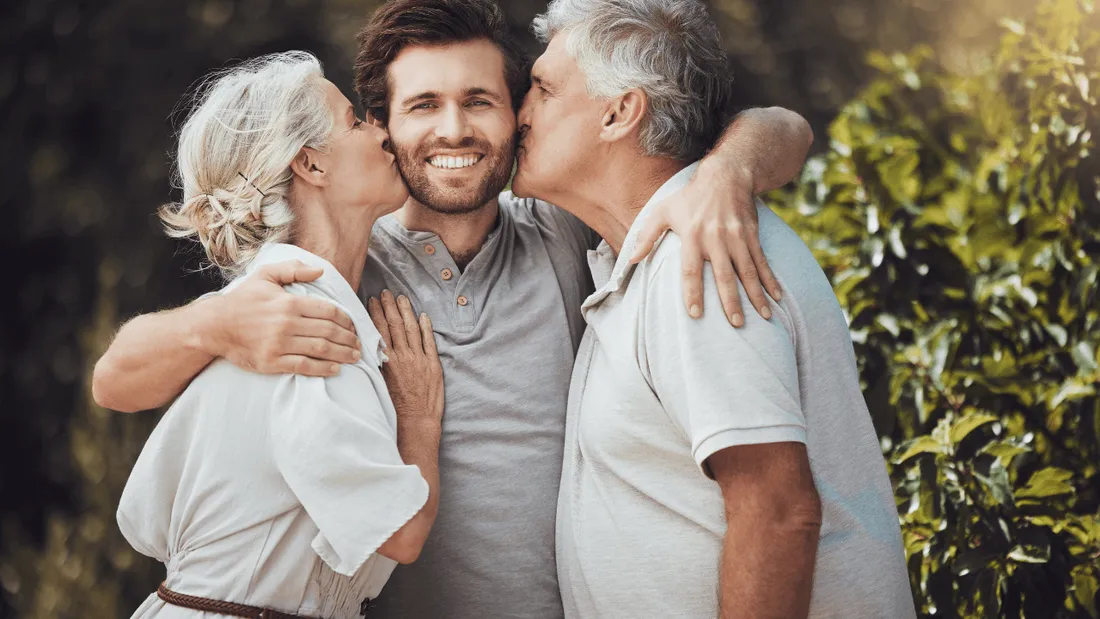 Jeune adulte avec ses parents