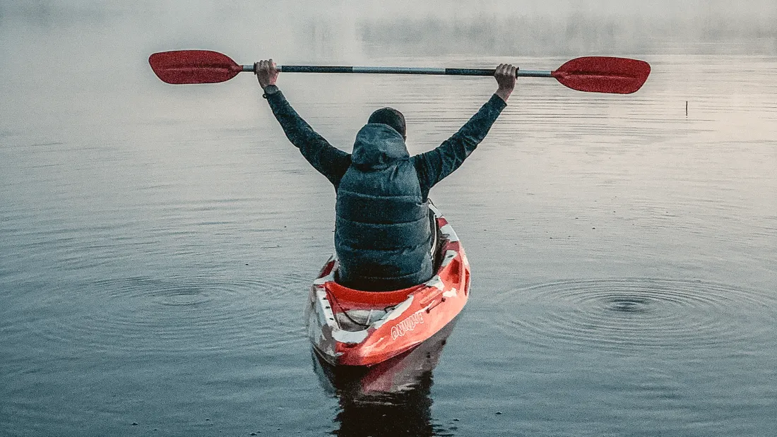 Pour éviter un détour en voiture, il se rend au travail en kayak