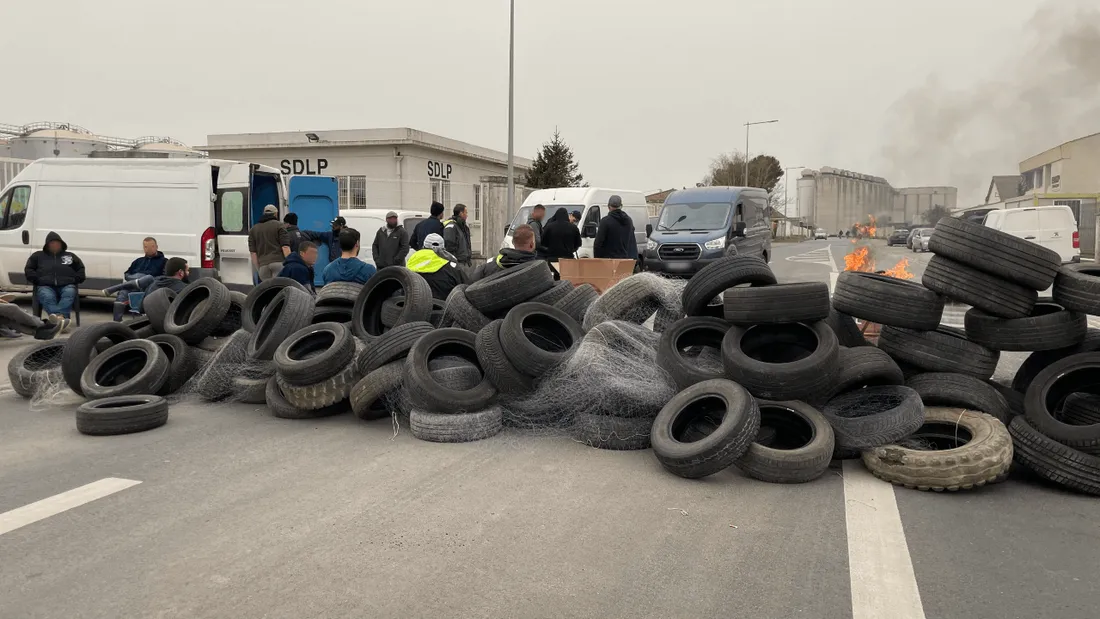 Prix du carburant : opérations escargots et blocages dans le Grand Ouest