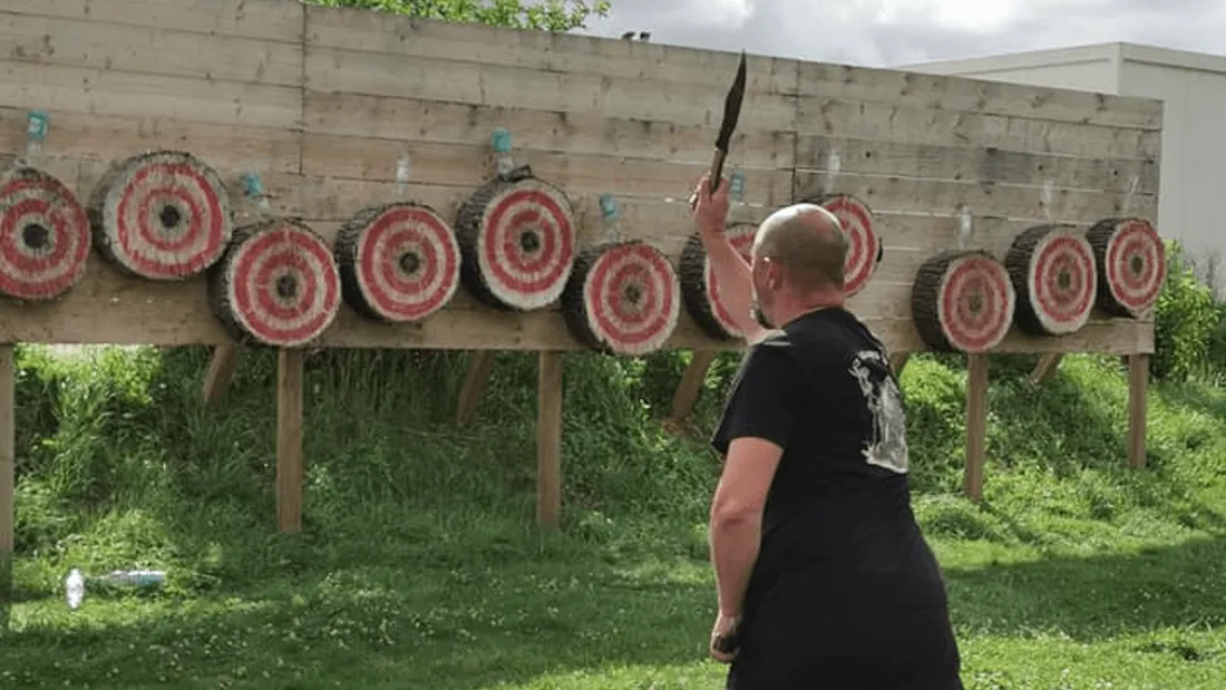 Le championnat de France de lancer de haches et de couteaux aura lieu ce week-end dans le Finistère
