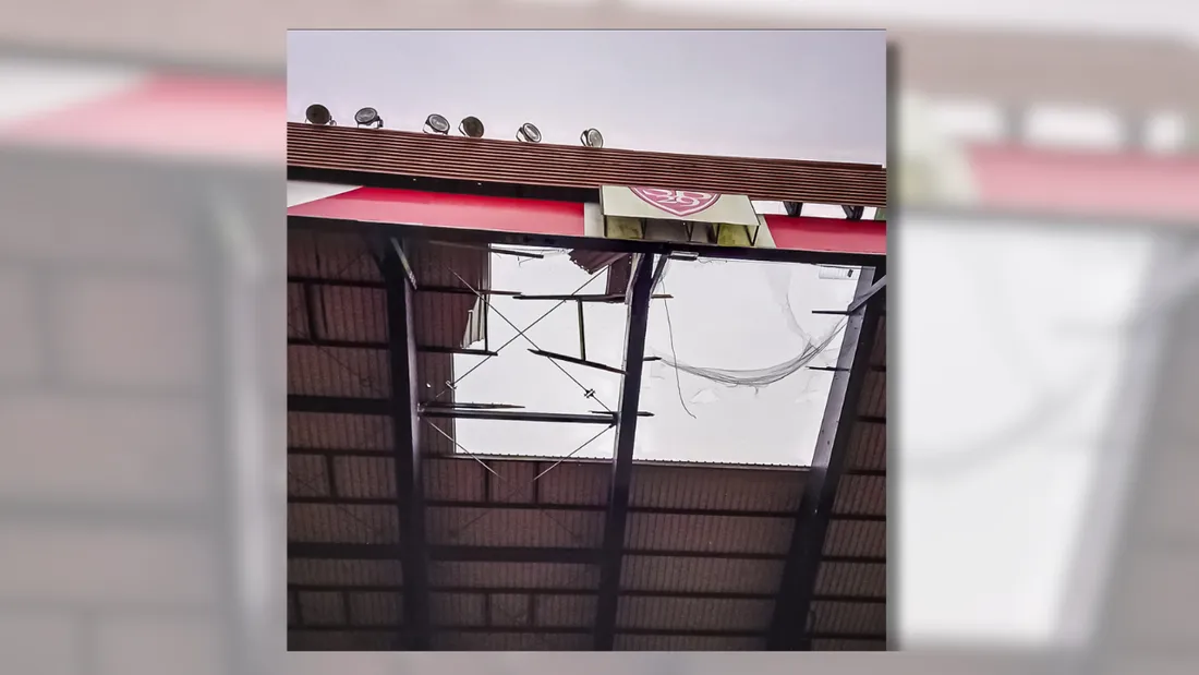 Le toit de la tribune Charles de Foucauld a été touché à plusieurs endroits.