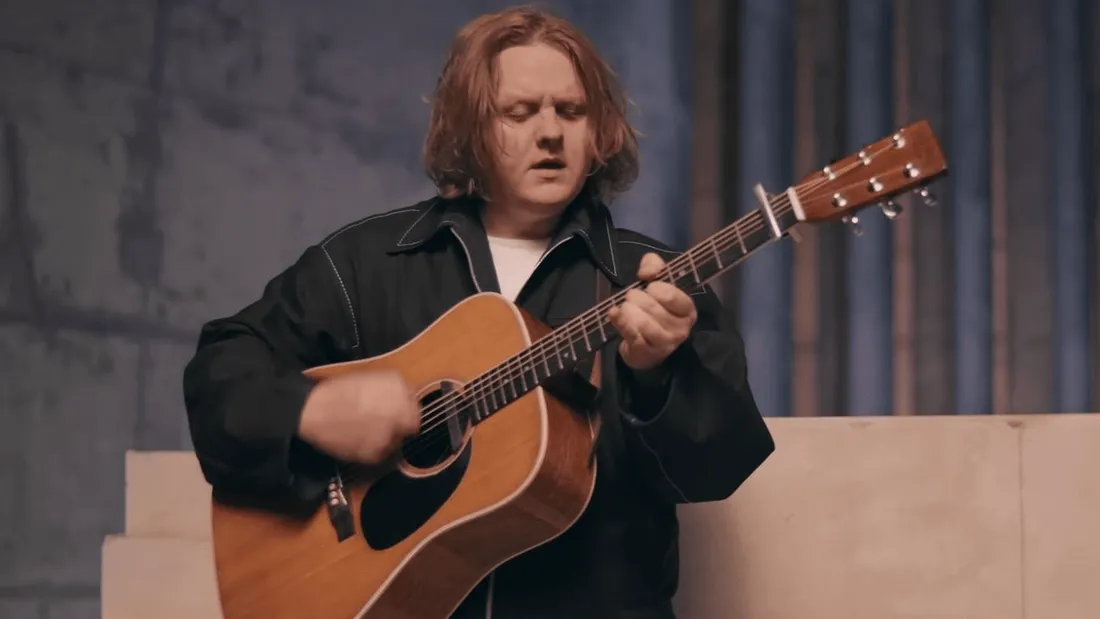 Lewis Capaldi surprend les passagers d’un avion !