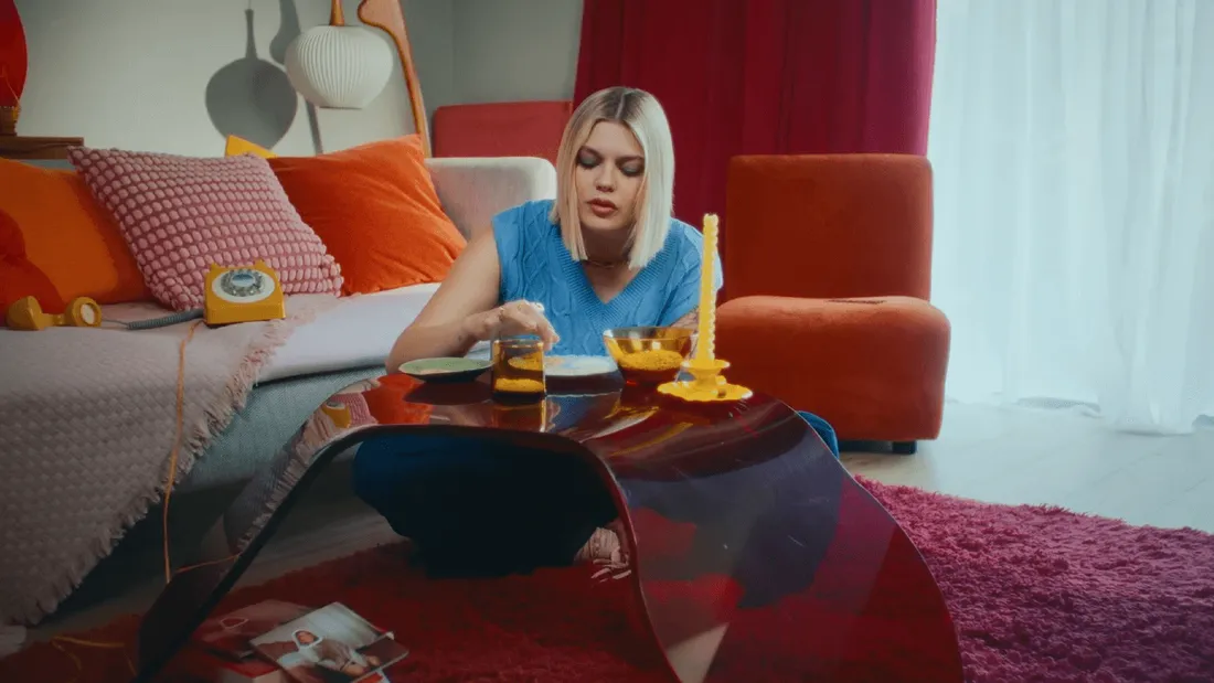Louane sans filtre sur son trouble de l'attention dans son nouveau clip