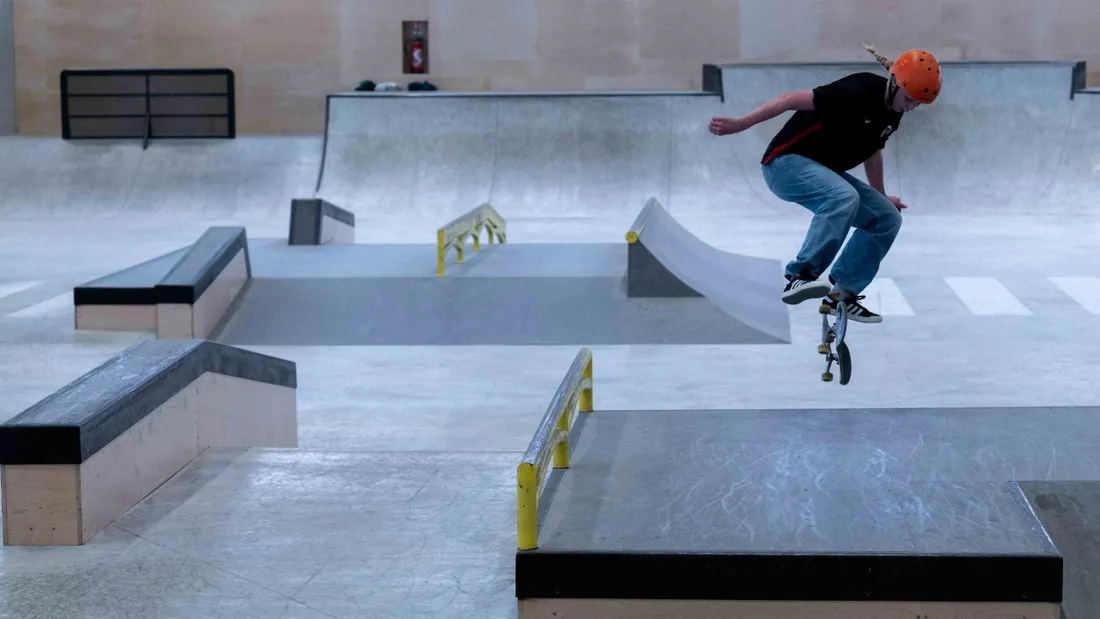 Louise Piret est l'une des deux élèves à suivre la section skateboard au lycée Charles de Foucauld. 
