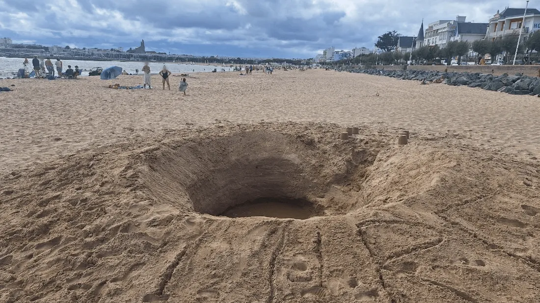 Un trou d'1,60 mètre de profondeur a été creusé par des vacanciers, sans qu'il ne soit rebouché.