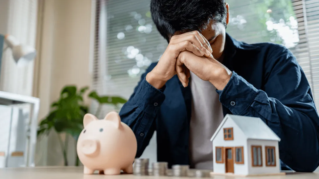 homme triste par le paiement de sa taxe foncière