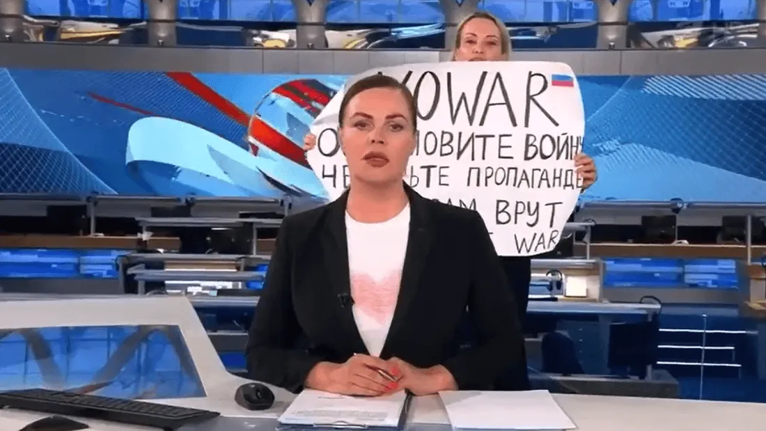 Marina Ovsiannikova, qui s'est affichée contre la guerre à la télévision russe, devant la justice