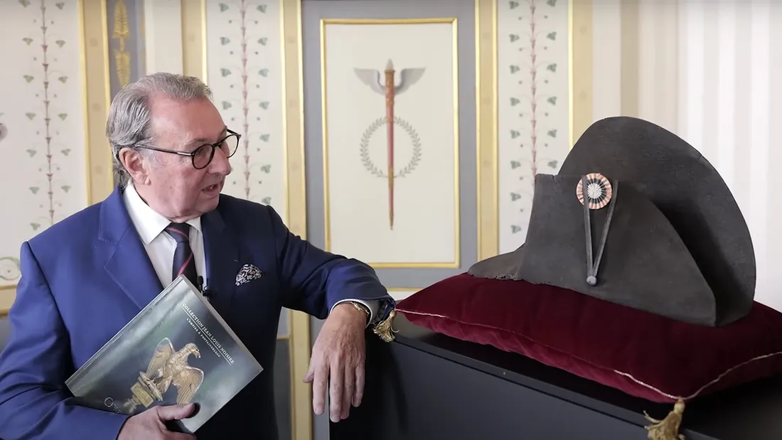Monsieur Osenat, commissaire-priseur, aux côtés du chapeau de Napoléon