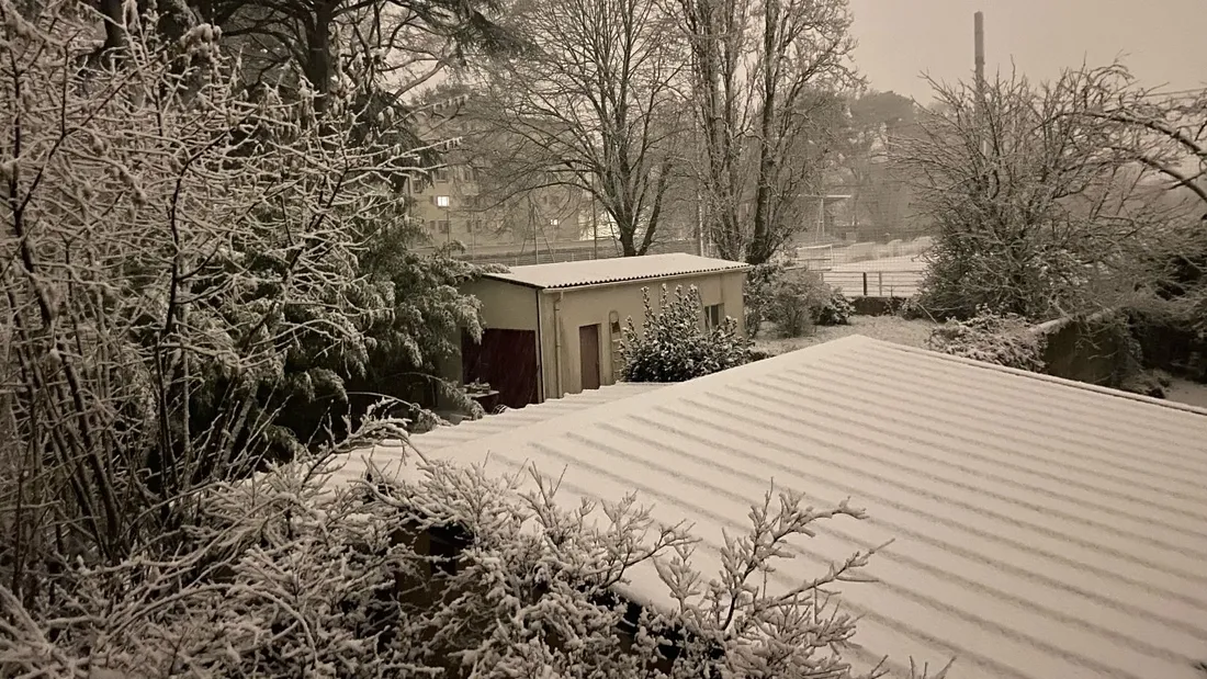 Immeubles et jardins nantais recouverts de neige