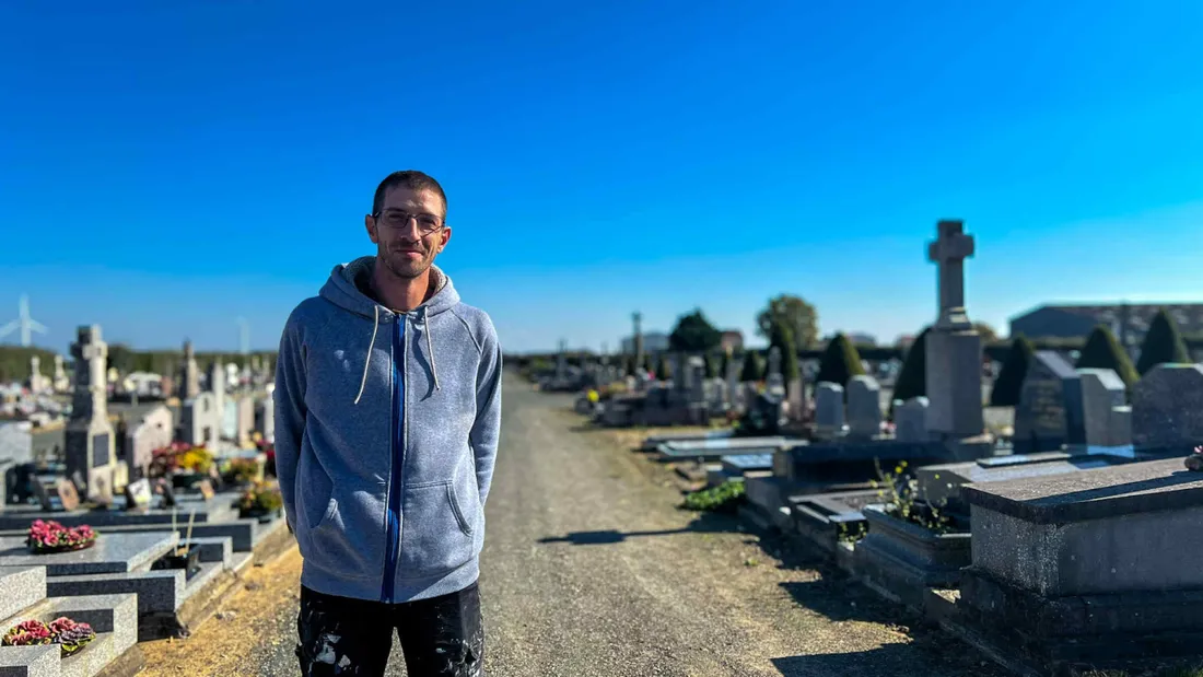 À Longeville-sur-Mer, Christopher redonne éclat et dignité aux sépultures avant la Toussaint