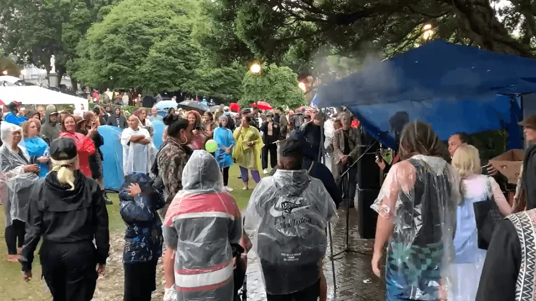 Nouvelle-Zélande : la police déplore l'utilisation de la Macarena pour disperser les manifestants