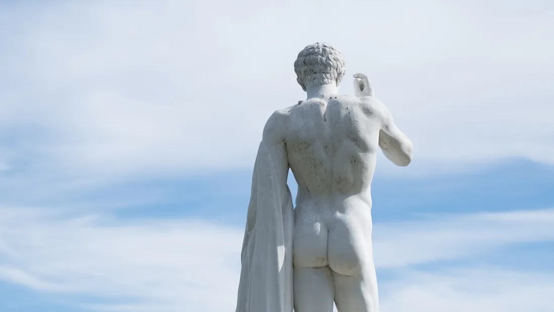 INSOLITE : IL SE BAIGNE NU EN PLEIN CŒUR DE TOURS