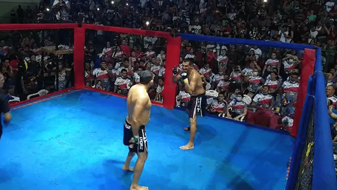 Au Brésil, un maire règle un différend avec un opposant dans un octogone