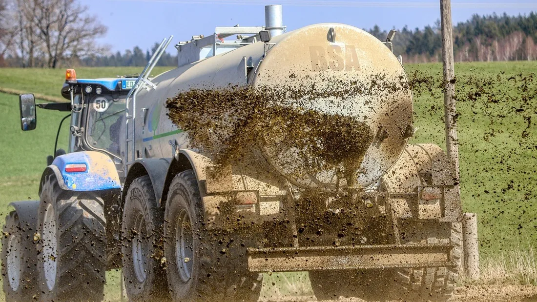 Loire-Atlantique : un agriculteur épand du lisier pour faire fuir des fêtards